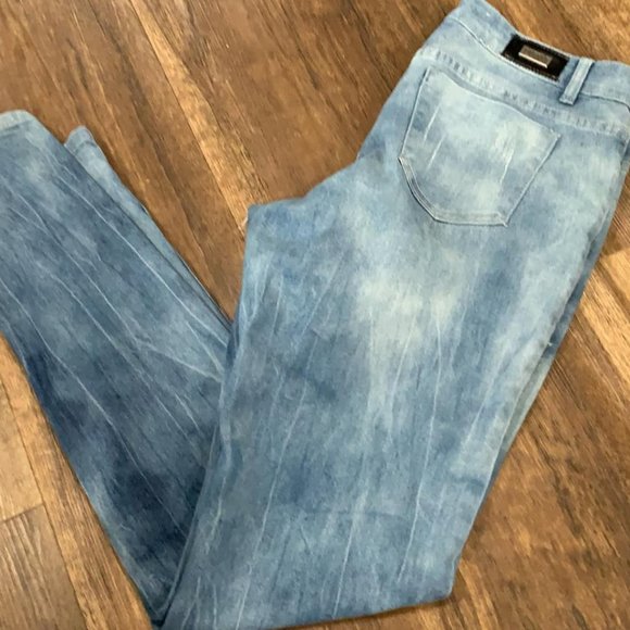Light Washed Skinny - Picture 2 of 2